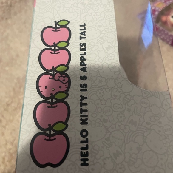 Hello Kitty Styling Figure (Sanrio Collectors Item) - Picture 2 of 3